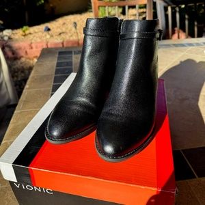 Vionic Upright Upton Booties